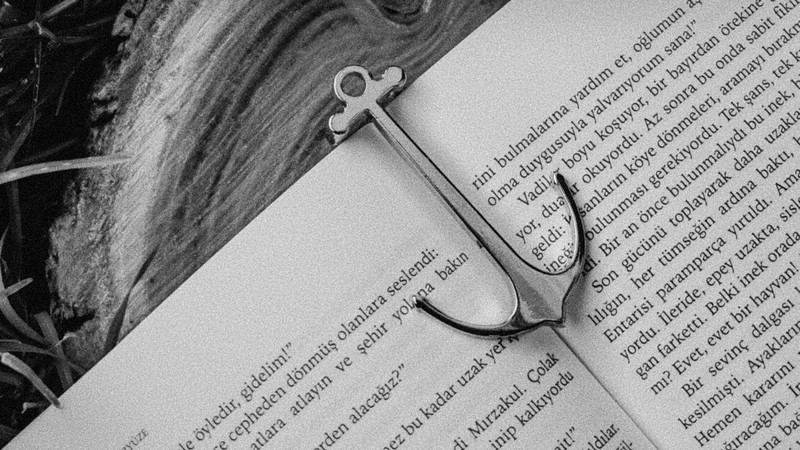 Code example showing accessible HTML link markup with descriptive text and ARIA attributes